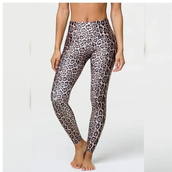 ONZIE - NWT High Rise Flow Graphic Leggings in Mamba Python - Picture 3 of 7